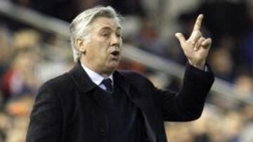 El entrenador del Paris Saint Germain Carlo Ancelotti da instrucciones a sus jugadores durante el partido de ida de octavos de final de la Liga de Campeones disputado en Mestalla.