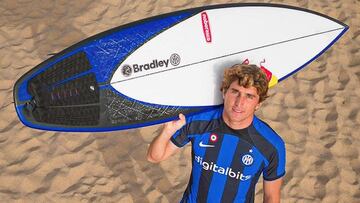 Leonardo Fioravanti con la tabla de surf Bradley x Inter de Mil&aacute;n.