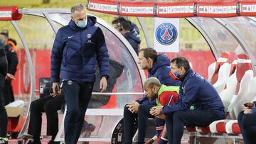 Paris Saint-Germain's Brazilian forward Neymar (2R) prepares to enter the pitch next to Paris Saint-Germain's German coach Thomas Tuchel (3R) during the French L1 football match between Monaco (ASM) and Paris Saint-Germain (PSG) at the Louis II