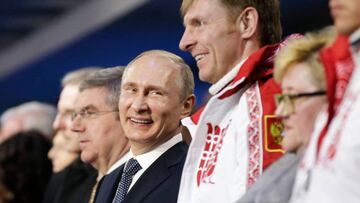 Vladimir Putin posa junto al campe&oacute;n suspendido por dopaje Alexander Zubkov en la ceremonia de clausura de los Juegos Ol&iacute;mpicos de Invierno de Sochi 2014.