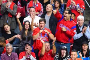 La actriz Chloe Bridges (Camp Rock 2: The Final Jam), Adam DeVine (Modern Family) y Erik Griffin (Workaholics) presenciaron el segundo encuentro de primera ronda entre Los Angeles Clippers y los San Antonio Spurs.