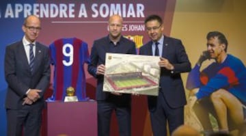 Josep Maria Bartomeu le hace entrega a Jordi Cruyff del cuadro con el nuevo estadio que llevará el nombre de su padre, " Estadi Johan Cruyff ", en la ciudad deportiva Joan Gamper.