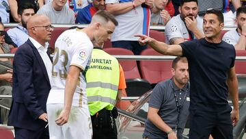 El entrenador del Elche Francisco Rodríguez, durante el partido correspondiente a la sexta jornada de LaLiga Santander de Primera División disputado en el Spotify Camp Nou entre FC Barcelona y el Elche CF.