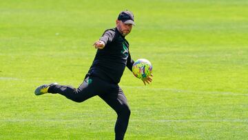 Jos¨¦ Alberto, entrenador del Racing, en El Sardinero.