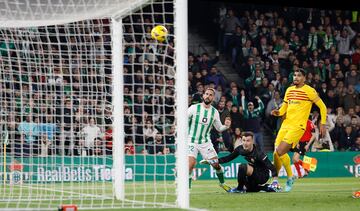 Partidazo del jugador bético, que además marcó dos goles. El malagueño ha recuperado su brillo a las órdenes de Pellegrini, se siente importante y se sabe el hombre fuerte del equipo. No es de extrañar que vuelva a ser convocado para la Selección.