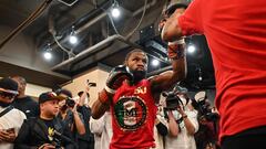 El boxeador estadounidense Floyd Mayweather rodeado de una gran expectación durante su entrenamiento en Tokyo, Japón, para preparar el combate de exhibición planeado contra el artista marcial mixto japonés Mikuru Asakura el próximo 25 de septiembre. 