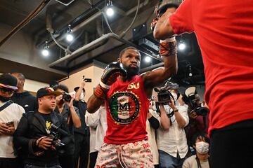 El boxeador estadounidense Floyd Mayweather rodeado de una gran expectación durante su entrenamiento en Tokyo, Japón, para preparar el combate de exhibición planeado contra el artista marcial mixto japonés Mikuru Asakura el próximo 25 de septiembre. 