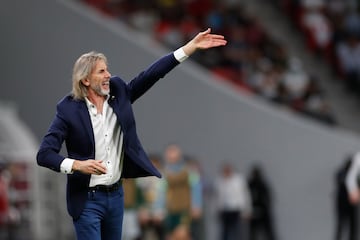 El técnico argentino de la selección de Perú, Ricardo Gareca, durante el encuentro entre Perú y Australia para el pase al Mundial 2022.