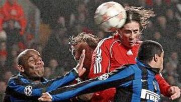 <b>'THE KID' FUE PROTAGONISTA. </b>Fernando Torres se forjó con la áspera defensa del Inter sin arrugarse y completó un buen partido.
