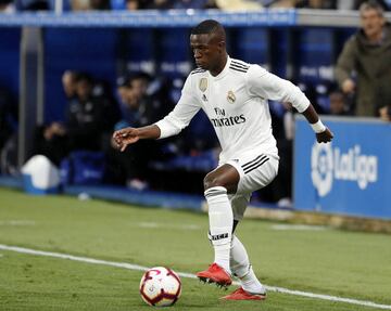 El jovencísimo jugador brasileño es una de las grandes promesas del Real Madrid y del fútbol global. A pesar de ellos no, de momento, no ha podido disputar nada más que doce minutos con el primer equipo (Alavés y Atlético de Madrid.) a pesar de su coste de 45 millones de euros. Con el Castilla ha jugado 4 partidos en los que ha podido anotar 3 goles.