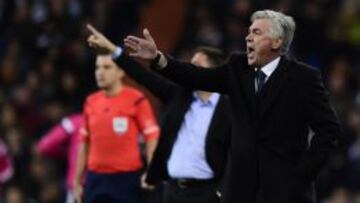 Ancelotti dando instrucciones en el partido.