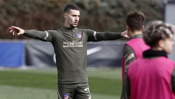 Hermoso, del Atl&eacute;tico, en el entrenamiento de este viernes junto a sus compa&ntilde;eros.