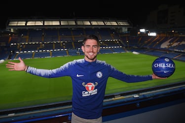 El mediocentro, nacido en Imbituba (Brasil) pero internacional con Italia, se convirtió en uno de los fichajes más sonados de la Premier League en julio de 2018 cuando el Chelsea pagó 57 millones de euros al Nápoles para hacerse con sus servicios, convirtiéndole, para ese momento, en el jugador italiano más caro de la historia. Jorginho, formado en el Hellas Verona y consolidado en el Napoli de Sarri, llegó a Stamford Bridge junto al entrenador como pieza clave para dar identidad al nuevo Chelsea. Su juego de pases cortos, visión táctica y temple en los penaltis le convirtieron en pilar del centro del campo blue, donde conquistó la Europa League en 2019, la Champions League en 2021 y la Supercopa de Europa, además de ser elegido Mejor Jugador UEFA y balón de Bronce tras brillar también con la selección italiana en la consecución de la Eurocopa 2020.
