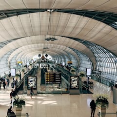Una familia compra comida para su vuelo, se ven obligados a dejarla en el restaurante al recibir un aviso de la aerolínea y el desenlace es para enmarcar