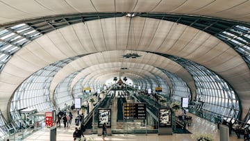 Una familia compra comida para su vuelo, se ven obligados a dejarla en el restaurante al recibir un aviso de la aerolínea y el desenlace es para enmarcar