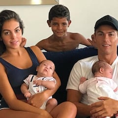Cristiano Ronaldo publica la primera foto con Georgina Rodríguez y sus tres hijos