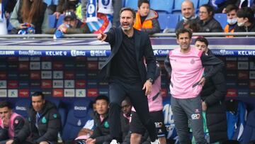 BARCELONA, SPAIN - MARCH 20: Vicente Moreno, Head Coach of Espanyol gives their team instructions during the LaLiga Santander match between RCD Espanyol and RCD Mallorca at RCDE Stadium on March 20, 2022 in Barcelona, Spain. (Photo by Alex Caparros/Getty