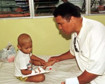Muhammad Ali en un hospital en La Habana durante una visita humanitaria.