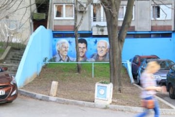 Mural en el que aparece con Gencic, su entrenadora, y su abuelo, Vladimir.