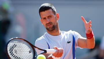 Paris (France), 14/02/2024.- Novak Djokovic of Serbia in action during a public training session on the Philippe Chatrier court ahead of the French Open tennis tournament at Roland ?Garros in Paris, France, 25 May 2024. The 123rd French Open tennis tournament starts with its first round matches on 26 May 2024. (Tenis, Abierto, Francia) EFE/EPA/YOAN VALAT