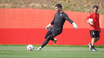 17-12-24. RUBÉN YÁÑEZ, EN EL ENTRENAMIENTO DEL SPORTING EN MAREO.
