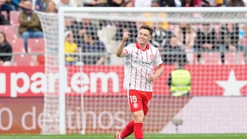 GIRONA, 08/11/2025.- Viktor Tsygankov, del Girona Fc, celebra el gol conseguido durante el partido de Liga Primera División entre el Girona FC - Alavés, en el estadio municipal de Montilivi. EFE/David Borrat.