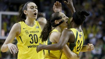 Sue Bird abraza a Jewell Loyd (24) ante la mirada de Breanna Stewart. Las Seattle Storm dominan 2-0 las Finales de la WNBA ante las Mystics de Washington.