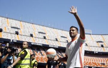 Garay and Mangala presented to 8,000 fans at Mestalla