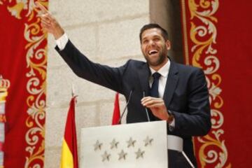 La plantilla del Real Madrid fue recibida en la sede de la Comunidad de Madrid por Cristina Cifuentes.
