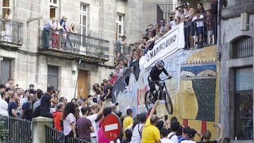 Un piloto de mountain bike desciendo por las calles de Vigo durante el MTB Downtown del O Marisquiño, festival de referencia en deportes de acción y cultura urbana que no podrá celebrarse en 2020 por el coronavirus.