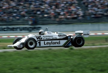 Alan Stanley Jones (Australia, 2/11/1946) llega a Williams, donde logra su mejores resultados y el título de 1980, en 1978 tres años después de su debut y con la victoria del GP de Austria de 1977 y el podio de Monza de ese mismo año como credenciales. Con los de Grove tiene un inicio discreto pero a mitad de su segunda temporada comienzan a llegar los resultados y las victorias, que le hacen acabar tercero del Mundial en 1979. 1980 es su mejor año con cinco victorias y otros cinco podios que le dan el Mundial. En 1981 vuelve a ser tercero y llega su primer retiro. Tiene un regreso intermitente: reaparece en el GP de EEUU de 1983 con Arrows y abandona por indisposición. A mitad de la temporada 1985 se enrola en Haas y completa la 1986. Sólo acaba cinco carreras de las 19 que disputó ese año y medio. 