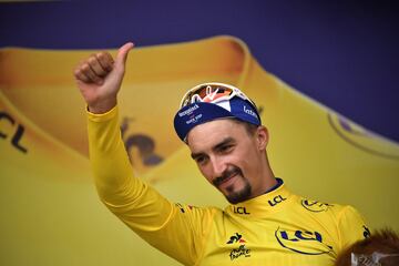 Julian Alaphilippe salvó el maillot amarillo un día más.