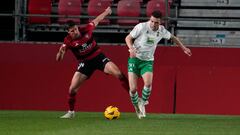 Martón y Vicente pugnan por hacerse con el balón en el duelo entre Mirandés y Racing.