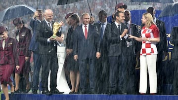 Deremonia final. Infantino, presidente de la FIFA, el presidente de Rusia, el de Francia y la presidenta de Croacia aplauden a los jugadores.