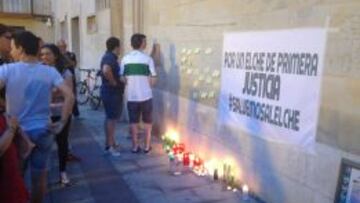 Los aficionados del Elche poniendo velas