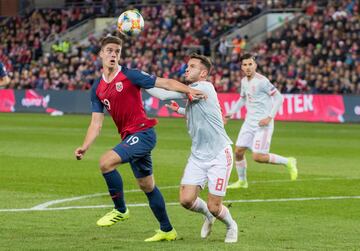 Norway's midfielder Markus Henriksen (L) and Spain's midfielder Saul Niguez vie for the ball during the Euro 2020 qualifying football match Norway v Spain in Oslo, Norway on October 12, 2019. (Photo by Terje Pedersen / NTB Scanpix / AFP) / Norway OUT