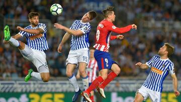 Elustondo lucha por un bal&oacute;n con Torres.