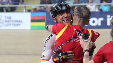 El pistad paralímpico Maurice Eckhard celebra su medalla de plata en los Mundiales de Glasgow.