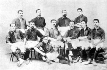 En los comienzos del deporte rey las fotos de los equipos eran posados preparados fuera de los terrenos de juego, la colocación de los jugadores dependían del fotógrafo que las realizaba, no existía una norma.
 En la imagen el equipo del Barcelona en 1902  posa de una forma relajada solo un jugador aparece sentado en el suelo 