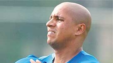<b>DUDOSO.</B> Roberto Carlos medita su futuro mientras está concentrado con la selección brasileña.