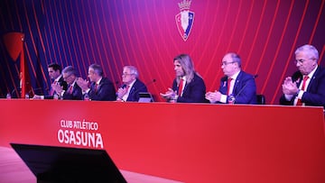 Luis Sabalza y su junta durante la asamblea.