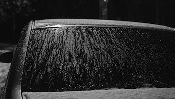 La Guardia Civil lanza un aviso sobre lo que no debes hacer para quitar el hielo del parabrisas del coche