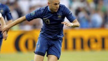 El jugador francés Karim Benzema controla el balón durante su partido del grupo D de la Eurocopa 2012 contra Inglaterra jugado en Donetsk, Ucrania, hoy lunes 11 de junio de 2012.