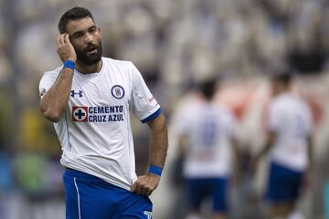 El delantero uruguayo llegó con la etiqueta de ser un "killer del área" pero en México no ha sido así. En casi un año vistiendo la playera de Cruz Azul únicamente ha hecho tres goles en la liga.