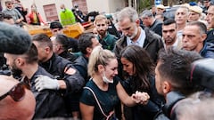 Los vecinos indignados de Paiporta durante la visita de los Reyes, Sánchez y Mazón, en imágenes