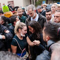 Los vecinos indignados de Paiporta durante la visita de los Reyes, Sánchez y Mazón, en imágenes