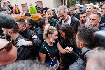 El Rey Felipe VI y la Reina Letizia durante su visita a una zona afectada por la DANA en Paiporta, Valencia.