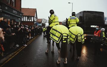 Debido a la nueva cepa del Coronavirus en Reino Unido su Primer ministro, Boris Johnson, decretó nivel 4 de alerta. Esto implica que los habitantes de los territorios afectados "deben permanecer en casa". Pero los habitantes de Crosby, un área suburbana en Sefton, Merseyside, y seguidores del Marine F.C. se saltaron dicho confinamiento para recibir al conjunto dirigido por Mourinho antes del encuentro de la FA Cup. Los Spurs vencieron 0-5 gracias a los goles de Carlos Vinícius (3), Lucas Moura y Devine. 