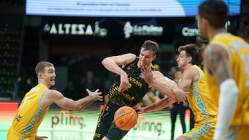 Aaron Doornekamp, de La Laguna Tenerife, frente a Ziga Samar, del Dreamland Gran Canaria.