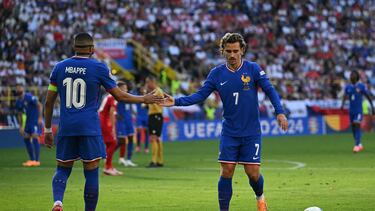 Mbapp¨¦ y Griezmann, ante Polonia.
